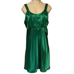 VINTAGE sz Small Nightie ERIKA TAYLOR Embroidered Nightie Satiny Emerald Green